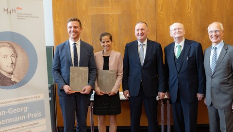 The group photo shows (from left) PD Dr Niklas Klümper, Prof Dr Elisabeth Heßmann, Prof Dr Markus W. Büchler, Prof Dr Michael Manns, Chairman of the Johann-Georg-Zimmermann Board of Trustees, and Prof Dr Siegfried Piepenbrock, Deputy Chairman of the Board of Trustees of the MHH plus Foundation. 